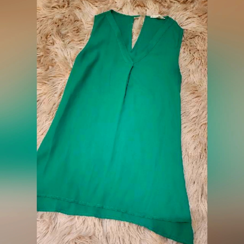 ๐ Sleeveless V-neck Blouse Keyhole Back ๐ - Picture 6 of 7